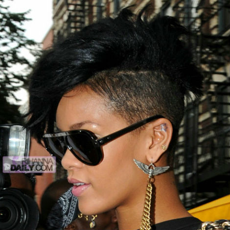 Recogido con rapado lateral  Mohawk hairstyles for women Half shaved  hair Braided mohawk hairstyles